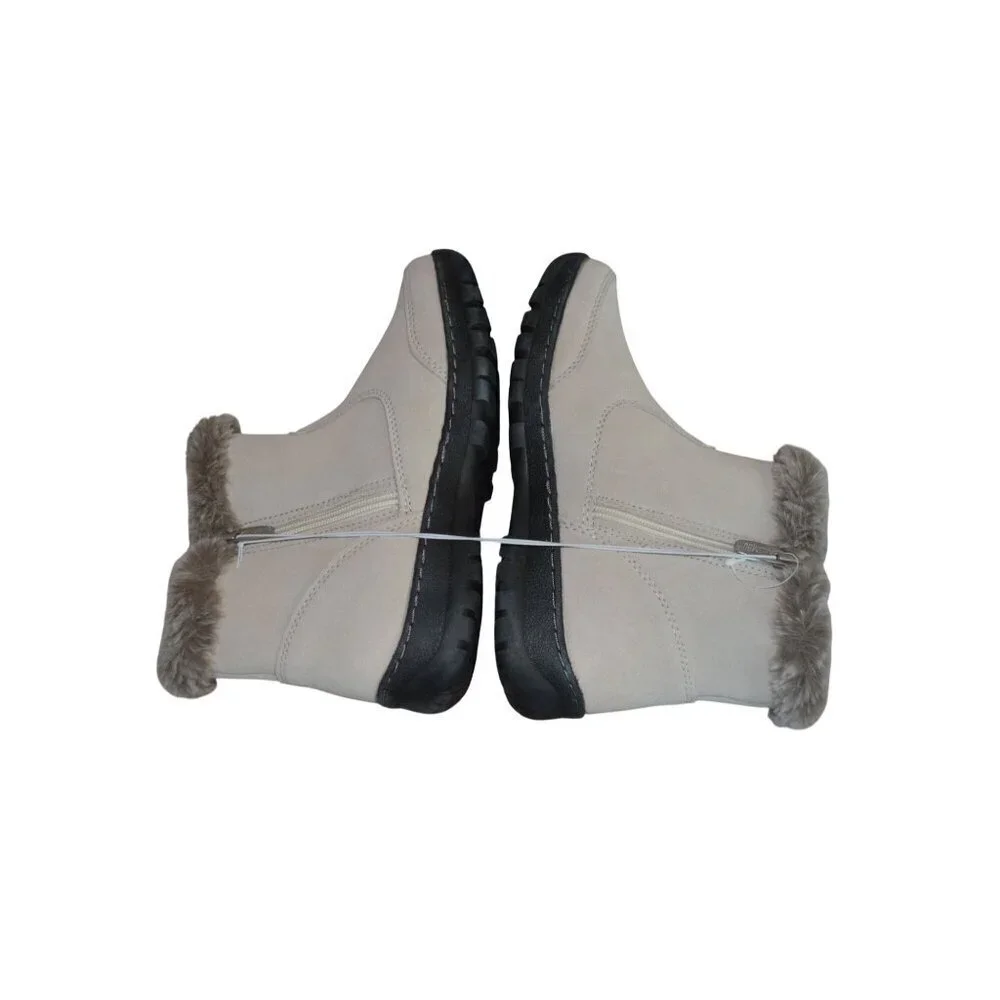 NWOT Khombu Iris All Weather Boots Cream Off White Women Size 8 Winter Gorpcore